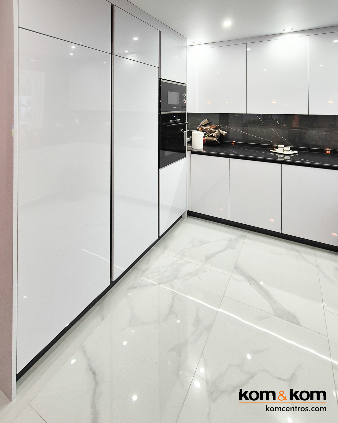 cocina elegante mármol negro blanco brillo